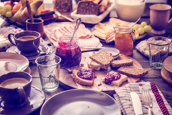 ontbijt met traditioneel speltbrood